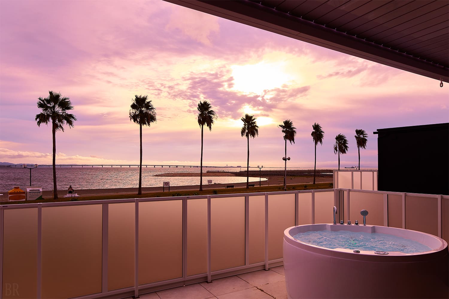 在私人按摩浴缸中放鬆