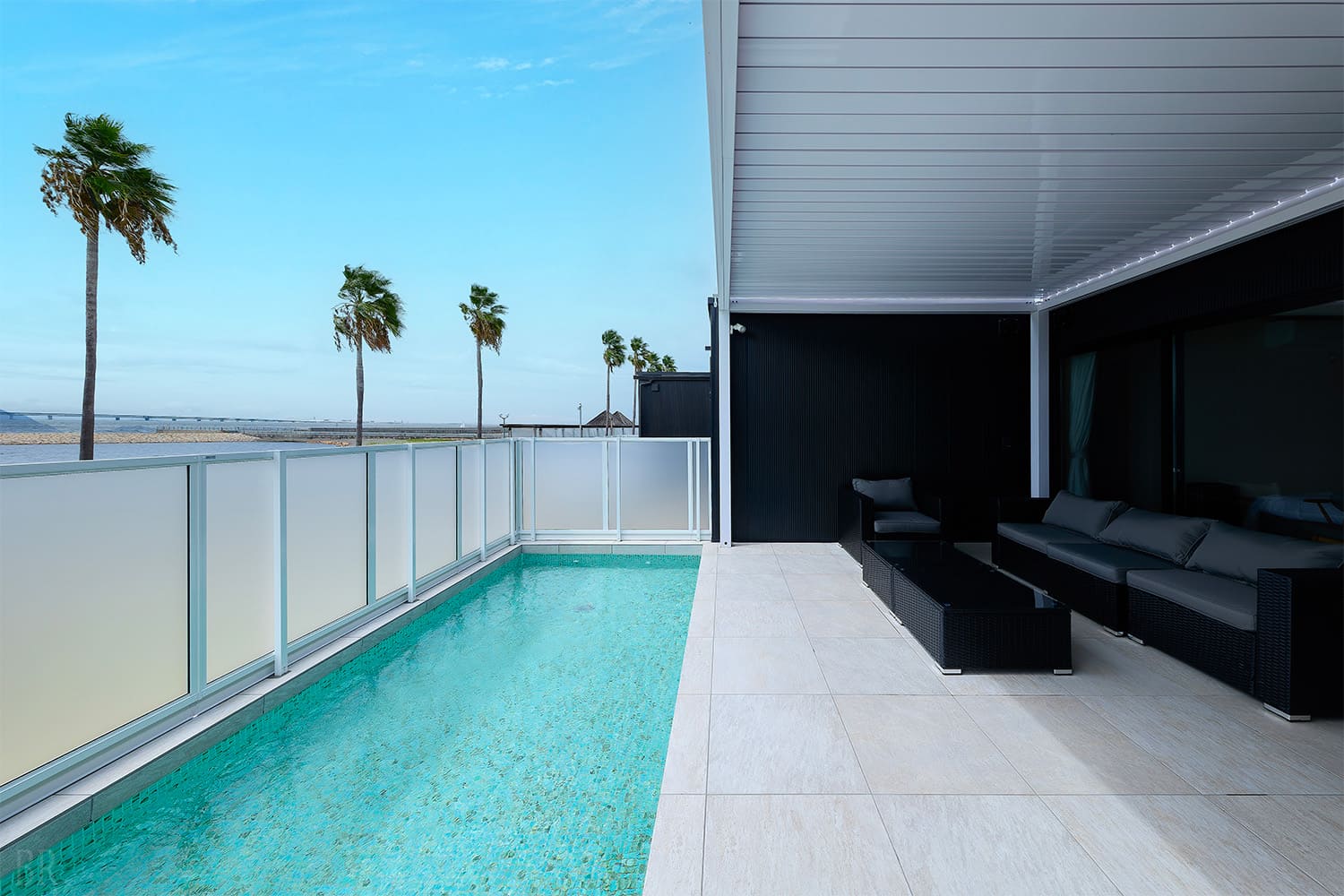 在私人泳池玩水