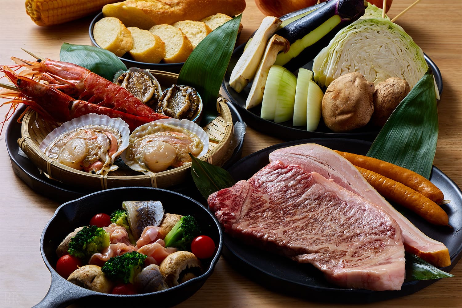 全家一起享用 BBQ 晚餐